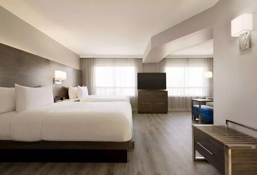 هتل Embassy Suites By Hilton Toronto Airport