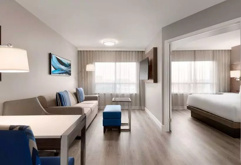 هتل Embassy Suites By Hilton Toronto Airport