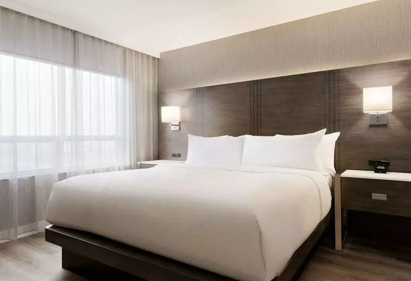 هتل Embassy Suites By Hilton Toronto Airport