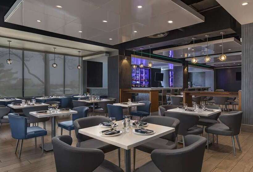 فندق Embassy Suites By Hilton Toronto Airport