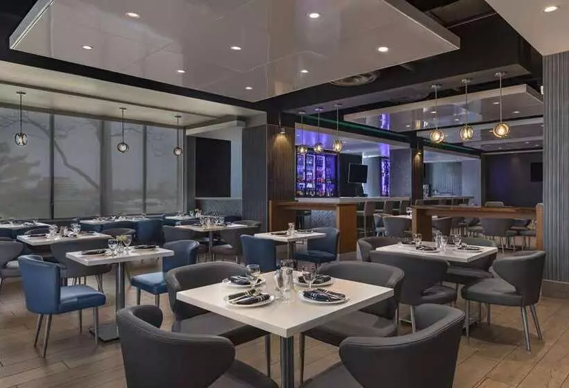 هتل Embassy Suites By Hilton Toronto Airport