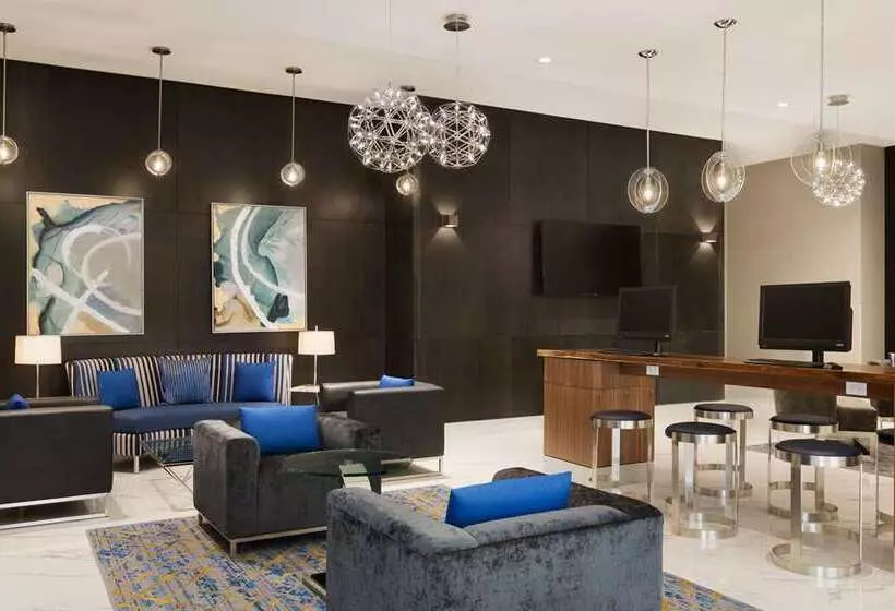 هتل Embassy Suites By Hilton Toronto Airport