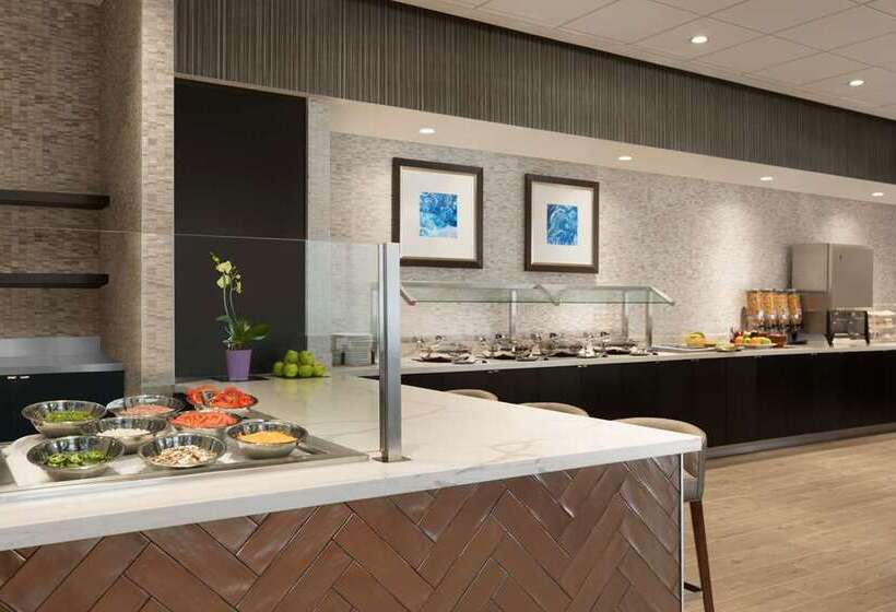 فندق Embassy Suites By Hilton Toronto Airport