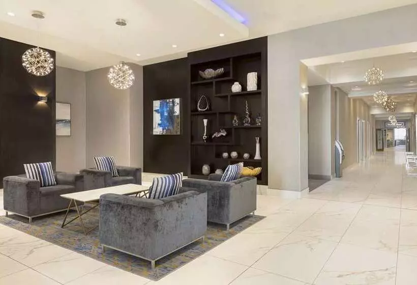 هتل Embassy Suites By Hilton Toronto Airport