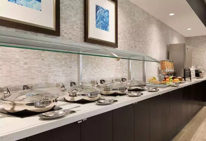 هتل Embassy Suites By Hilton Toronto Airport