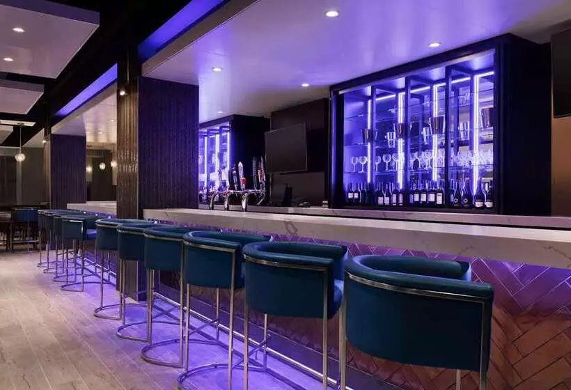 هتل Embassy Suites By Hilton Toronto Airport