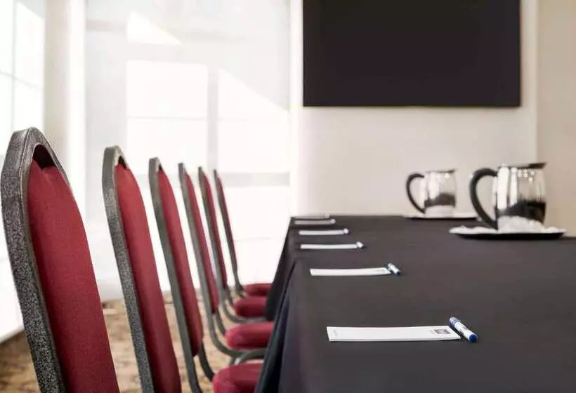 Отель Travelodge By Wyndham Timmins