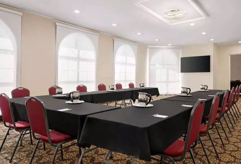 Отель Travelodge By Wyndham Timmins