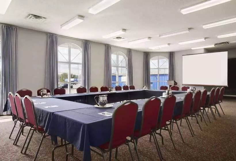 Отель Travelodge By Wyndham Timmins