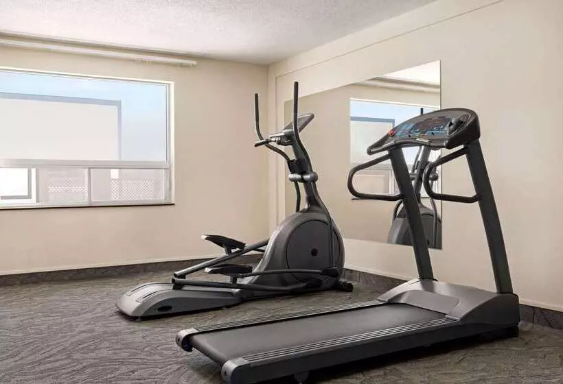 Отель Travelodge By Wyndham Timmins