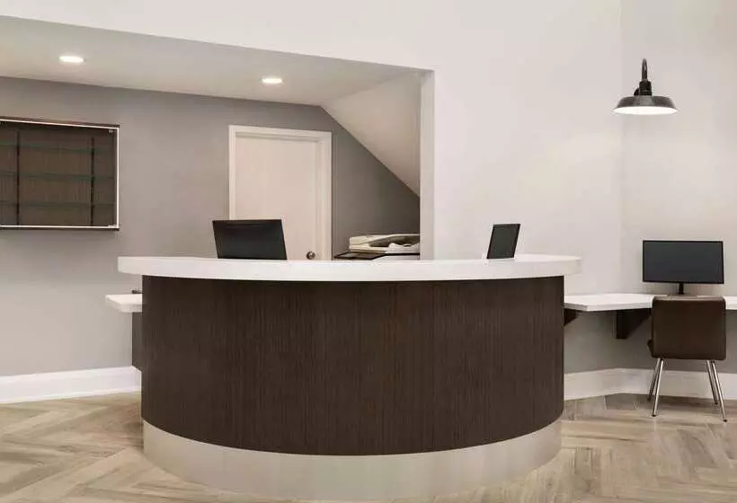 Отель Travelodge By Wyndham Timmins