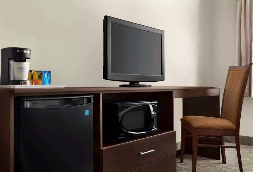 Отель Travelodge By Wyndham Timmins