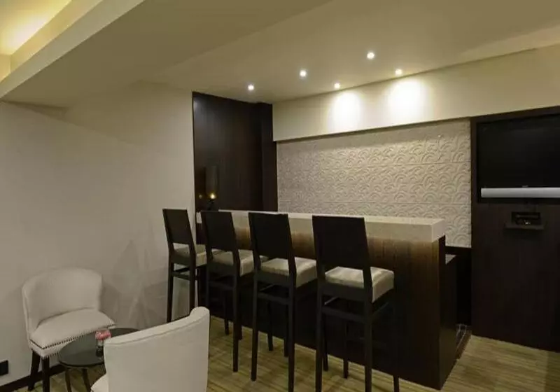 Отель Sun N Sand Mumbai Juhu Beach