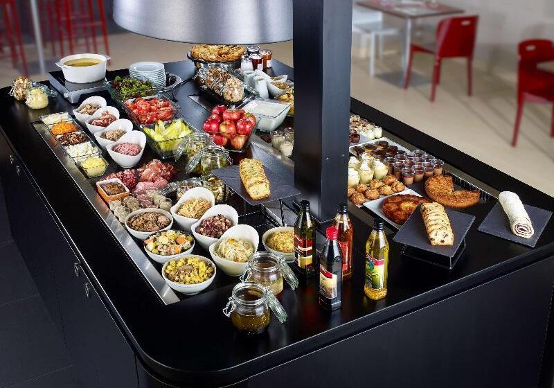 Отель Campanile Taverny