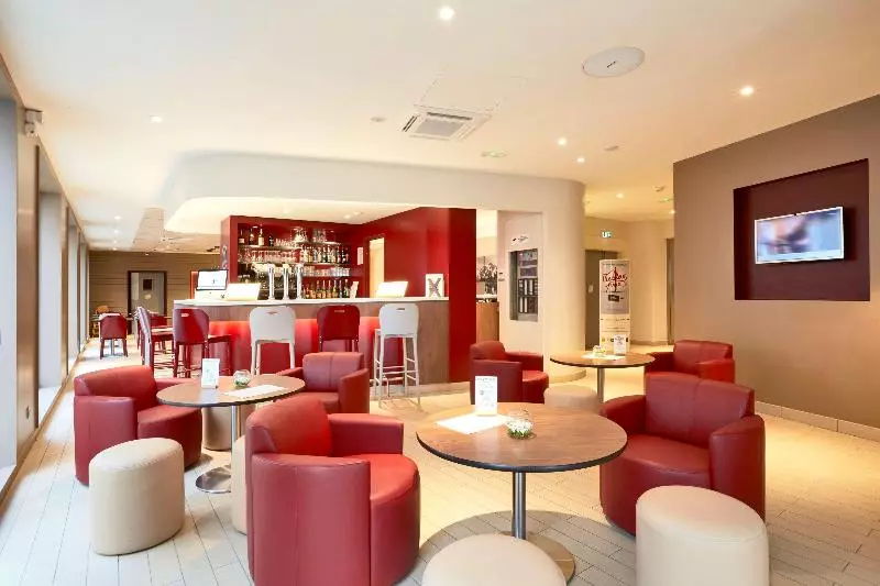 ホテル Campanile Taverny