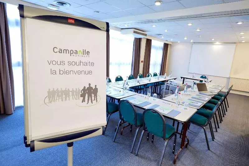 ホテル Campanile Taverny