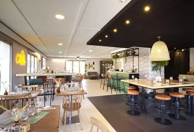 ホテル Campanile Taverny