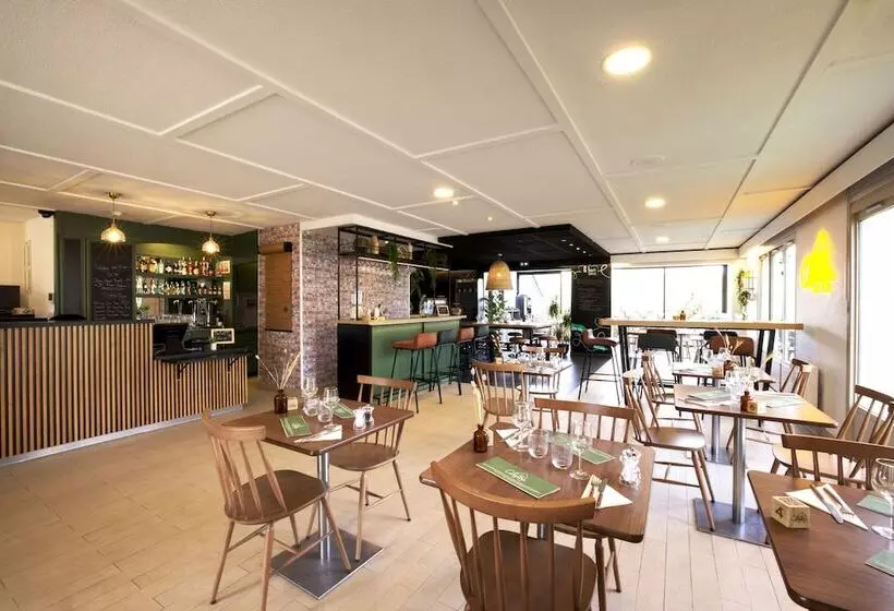 ホテル Campanile Taverny