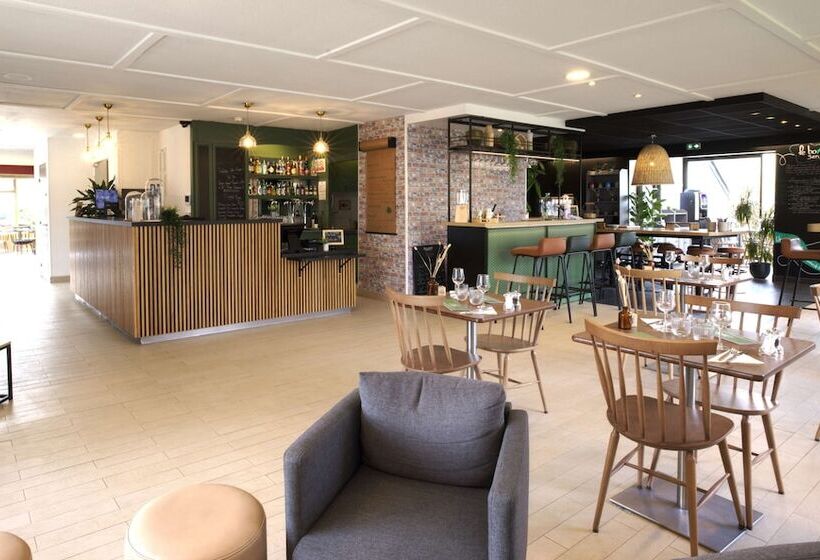 Отель Campanile Taverny