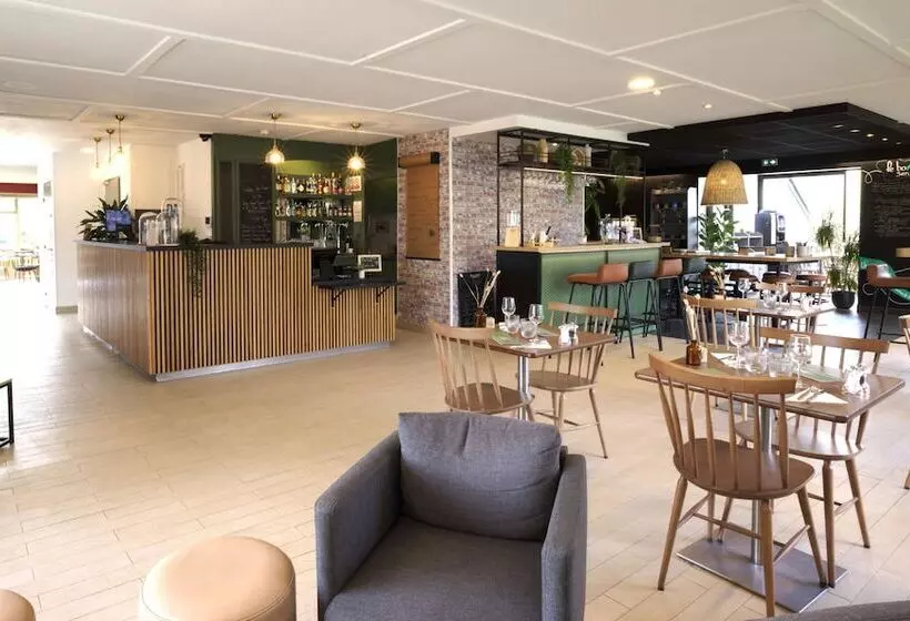 ホテル Campanile Taverny