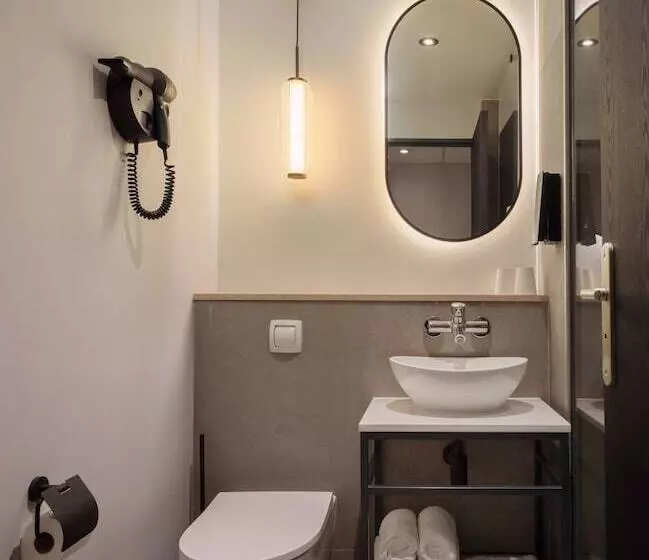 ホテル Campanile Taverny