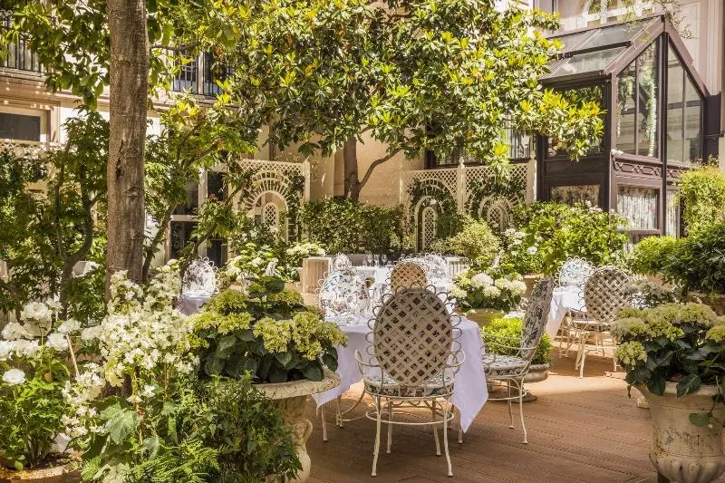 Отель Renaissance Paris Nobel Tour Eiffel