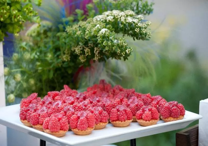 Отель Renaissance Paris Nobel Tour Eiffel