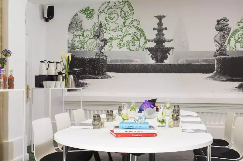 Отель Renaissance Paris Nobel Tour Eiffel