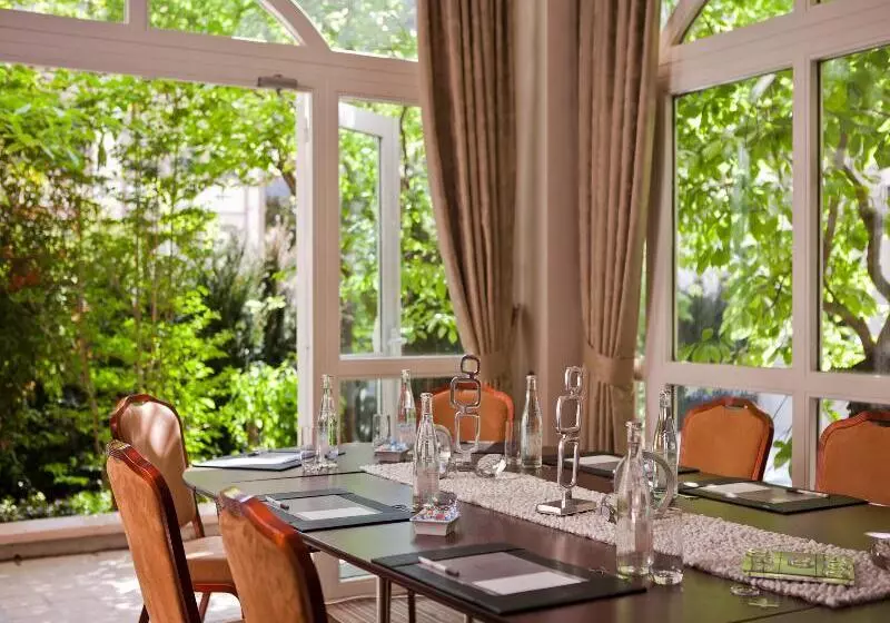 Отель Renaissance Paris Nobel Tour Eiffel