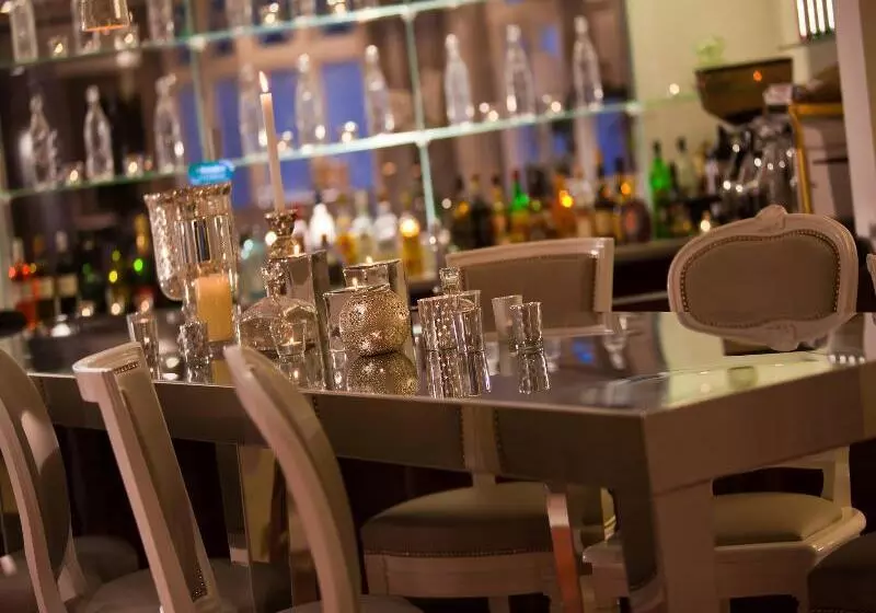 Отель Renaissance Paris Nobel Tour Eiffel