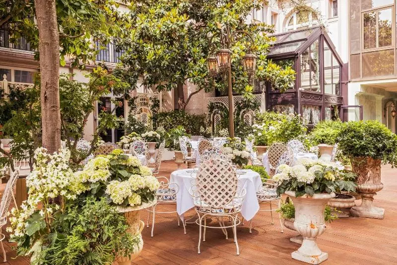 Отель Renaissance Paris Nobel Tour Eiffel