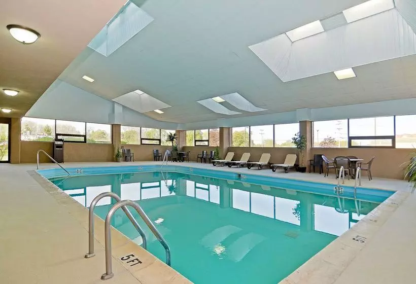 ホテル Americinn By Wyndham Woodstock Il