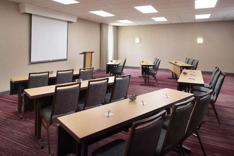 هتل Courtyard By Marriott Fayetteville