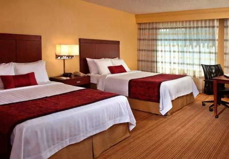 هتل Courtyard By Marriott Fayetteville