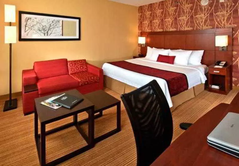 هتل Courtyard By Marriott Fayetteville
