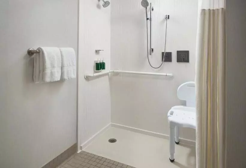 هتل Courtyard By Marriott Fayetteville