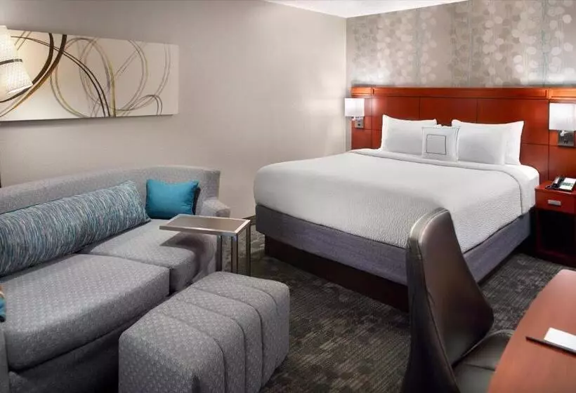 هتل Courtyard By Marriott Fayetteville
