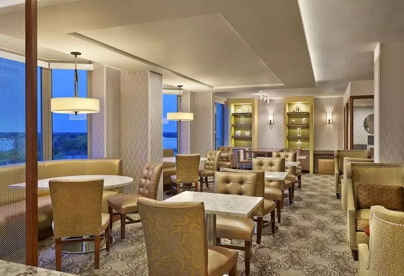 هتل Sheraton Suites Chicago Elk Grove