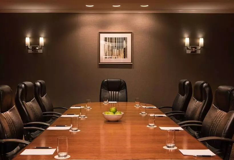 هتل Sheraton Suites Chicago Elk Grove