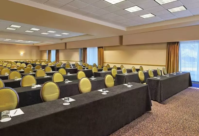 هتل Sheraton Suites Chicago Elk Grove