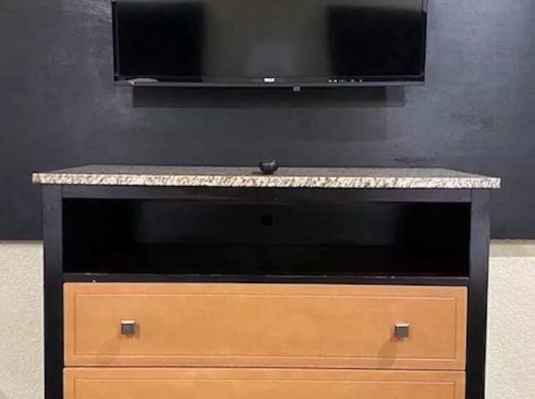 모텔 Travelers Inn Elizabeth City