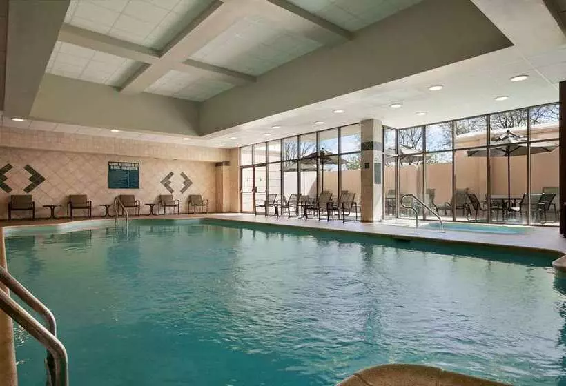 ホテル Embassy Suites By Hilton Philadelphia Airport