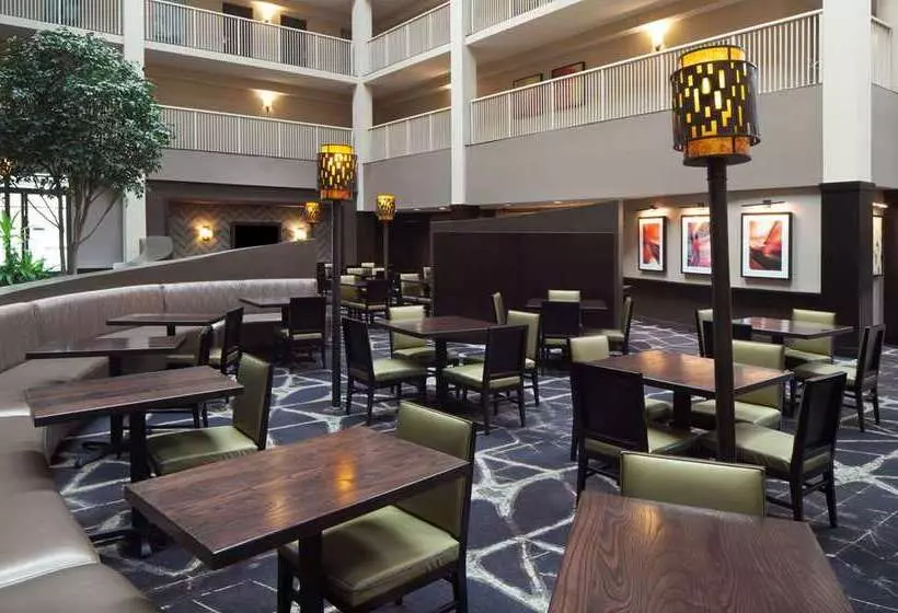 ホテル Embassy Suites By Hilton Philadelphia Airport