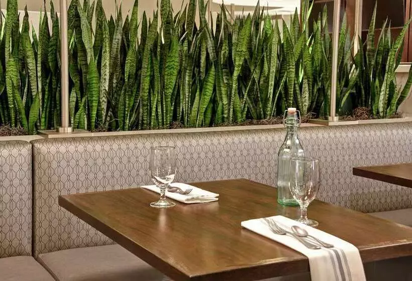 هتل Embassy Suites Little Rock