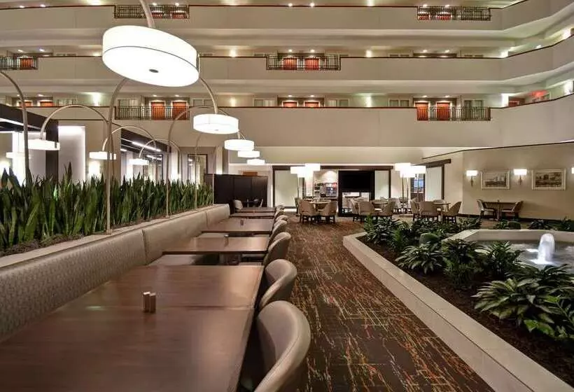 هتل Embassy Suites Little Rock