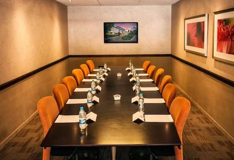 Отель Garden Court Or Tambo International Airport