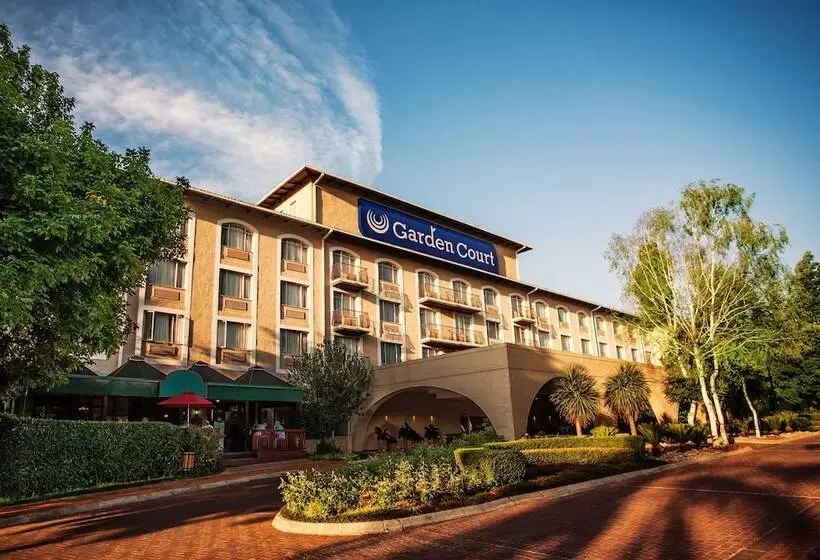 Отель Garden Court Or Tambo International Airport