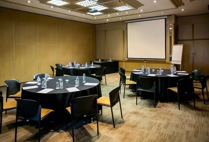 Отель Garden Court Or Tambo International Airport