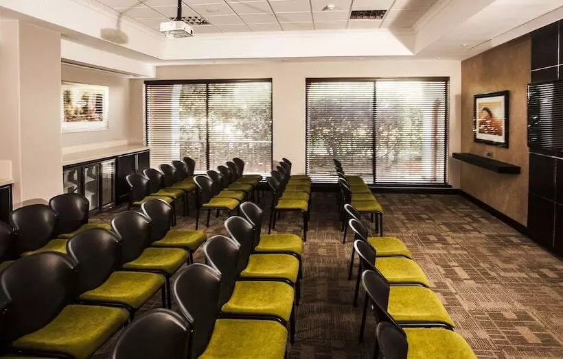 Отель Garden Court Or Tambo International Airport