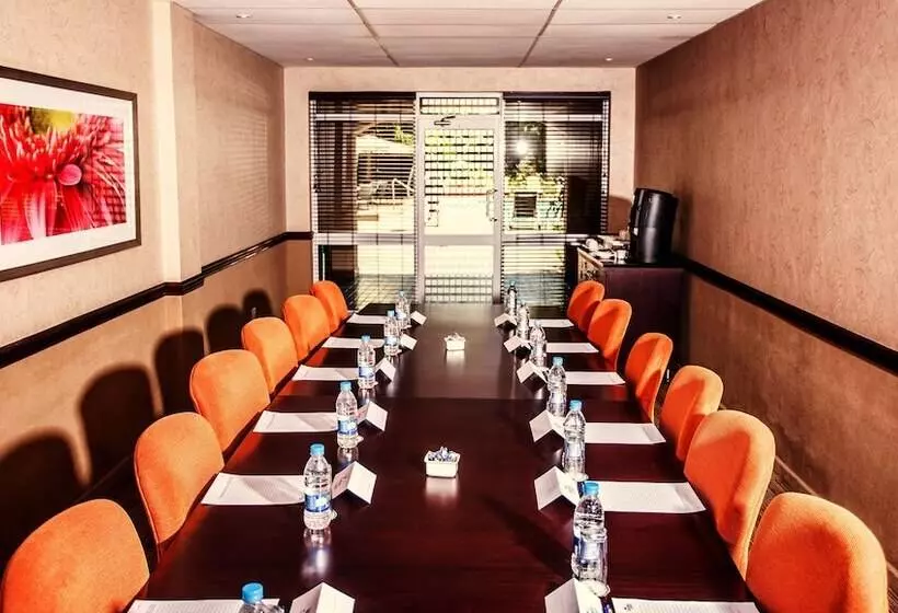 Отель Garden Court Or Tambo International Airport